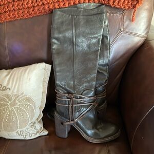 Brown leather boots size 39 made in Italy. Brand is ELISANERO.